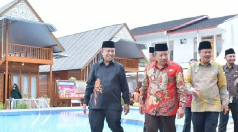 Bupati Agam, Andri Warman meninjau Kamang Resort and Convention usai peresmian di Kamang Magek, Sabtu. (humas)