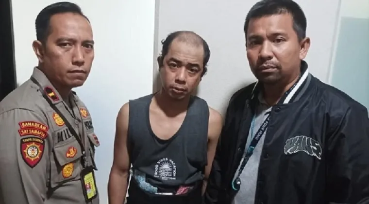 Calon penumpang Super Air Jet, Riyan (tengah) saat jalani pemeriksaan oleh personel avsec dan personel PAM Nataru di BIM, Ahad. Pelaku ketahuan bawa narkoba saat melewati PSCP 2. (veri rikiyanto)