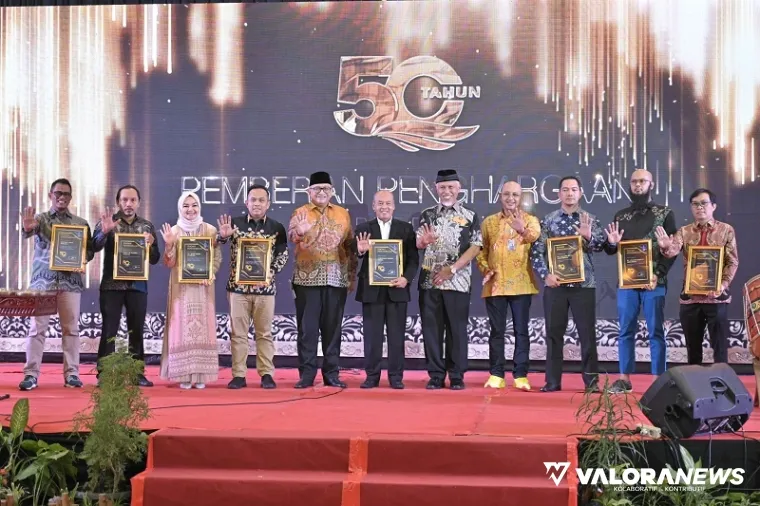 Gubernur Sumbar, Mahyeldi bersama Hendra Pebrizal (Dirut Perumda AM Padang), Andree Algamar (Pj Wako Padang) serta jajaran, foto bersama dengan peraih penghargaan dalam rangka perayaan HUT ke-50, Senin. (humas)
