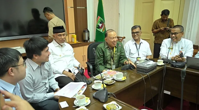Gubernur Sumbar, Mahyeldi mengundang manajemen Scoot Airlines yang akan memulai penerbangan perdana dari Padang ke Singapura tanggal 6 Januari 2025 mendatang di istana gubernuran, Jumat. (humas)