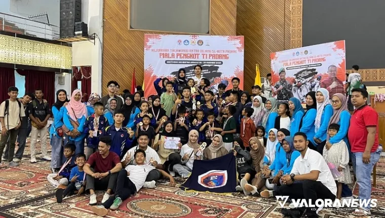 Taekwondoin Dojang HTC Fighter foto bersama usai penutupan Kejuaraan Taekwondo Antardojang se-Kota Padang Tahun 2024 di Auditorium Universitas Andalas, Kampus Limau Manis, Ahad. (istimewa)