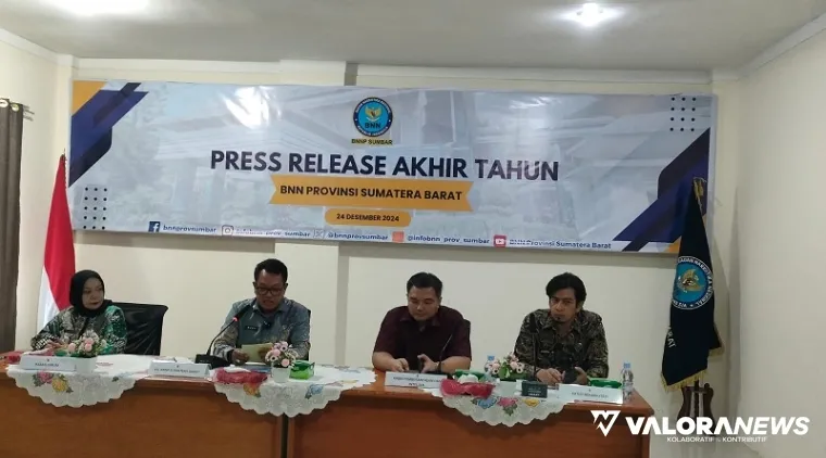Kepala BNNP Sumatera Barat, Brigjen Pol Ricky Yanuarfi (berkaca mata) saat memberikan keterangan pers tentang kinerja sepanjang tahun 2024, Selasa. (veri rikiyanto)