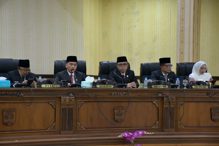Ketua DPRD Agam, Ilham didampingi para wakil ketua dan Bupati Agam, Andri Warman, memimpin rapat paripurna dengan agenda Penutupan Masa Sidang I Tahun 2024/2025 sekaligus Pembukaan Masa Sidang II Tahun 2024/2025, Senin. (humas)