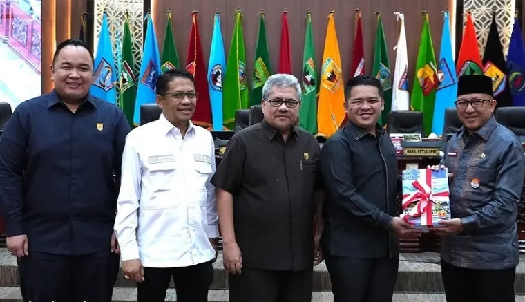 Ketua DPRD Sumbar, Muhidi didampingi wakil ketua, Evi Yandri, Nanda Putra dan M Iqra Chissa serahkan laporan reses anggota DPRD pada masa sidang I tahun 2024-2025 usai rapat paripurna, Jumat. (humas)