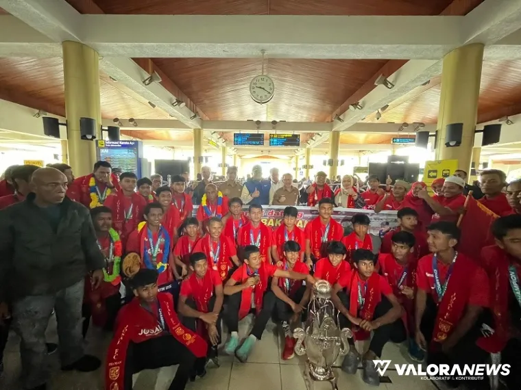 Sekda Sumbar, Yozawardi menyambut kedatangan tim Josal FC Piaman di Bandara Internasional Minangkabau (BIM), Selasa. (humas)