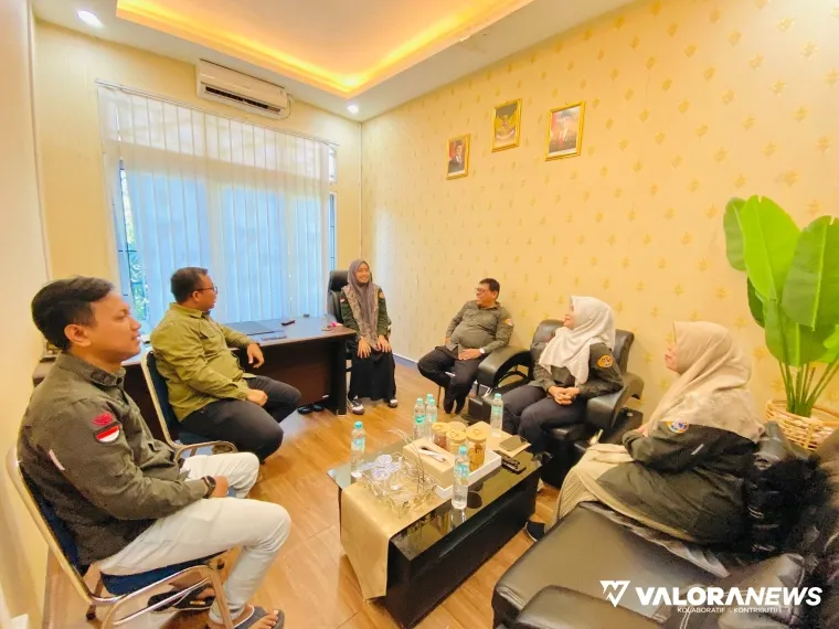 Pelaksana harian (Plh) Kepala Kantor Pertanahan Kabupaten Kepulauan Mentawai, Lusia Agung Megawati pimpin rapat evaluasi kualitas layanan publik bersama pejabat eselon IV, Selasa. (humas)