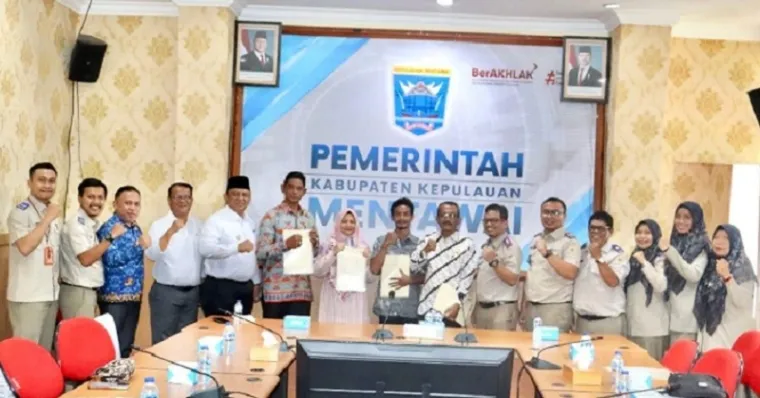 Kepala Kantor Pertanahan Kabupaten Kepulauan Mentawai, Andri Cristyanto bersama Fernando J Simanjuntak (Pj Bupati Mentawai) serta jajaran, menyerahkan secara simbolis sertipikat tanah elektronik program redist tahun 2024, di kantor bupati Mentawai. (humas