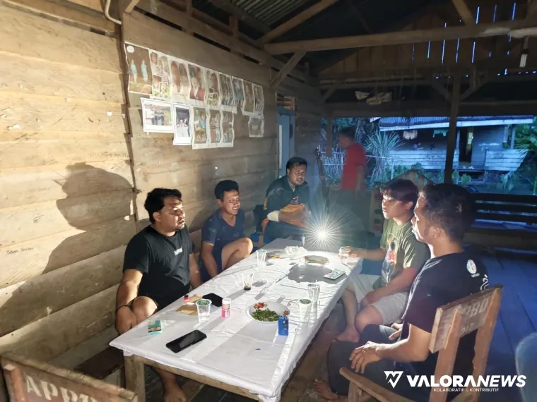 Staf Kantor Pertanahan Mentawai berdialog dengan tokoh masyarakat sasaran program Pemetaan Bidang Tanah (PBT). Tahun 2024 ini, target PBT yang dibebenkan Kementrian ATR/BPN untuk Mentawai seluas 5.928 Ha dan telah terealisasi 100 persen. (istimewa)