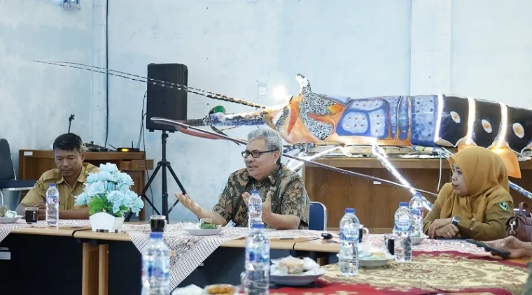Ketua DPRD Sumbar, Muhidi berdialog dengan Kepala BPBALP Sungai Nipah, Lastri Mulyanti dan jajaran, dalam agenda kunjungan kerja dalam rangka mencari sumber penambahan PAD, Senin. (humas)