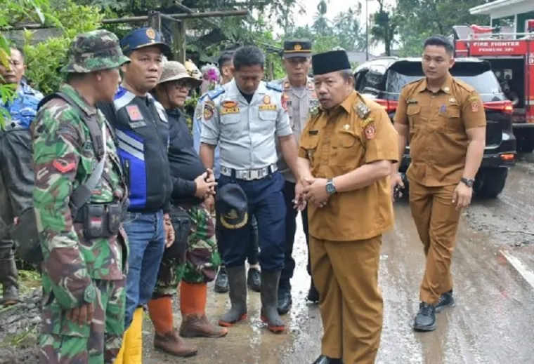 Bupati Agam, Andri Warman meninjau lokasi banjir disertai longsor di Pusaro Jorong Sigiran, Nagari Tanjung Sani, Kecamatan Tanjung Raya, Selasa. (humas)