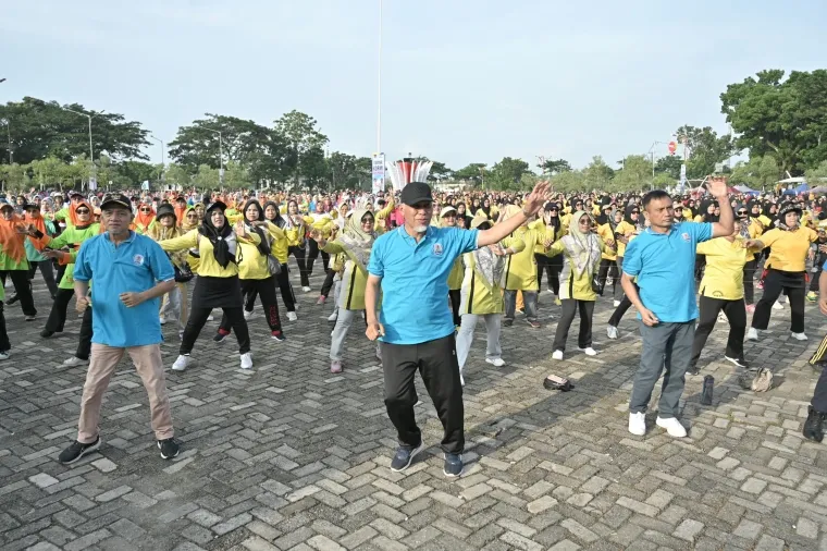 Gubernur Sumbar yang juga Ketua KORMI, Mahyeldi didampingi Helmi Moesim (Ketua KORMI Padang) serta peserta lainnya, mengikuti agenda Gebyar Senam Massal di Lapangan Upacara Tugu Apeksi Komplek Balai Kota Padang, Ahad. (humas)