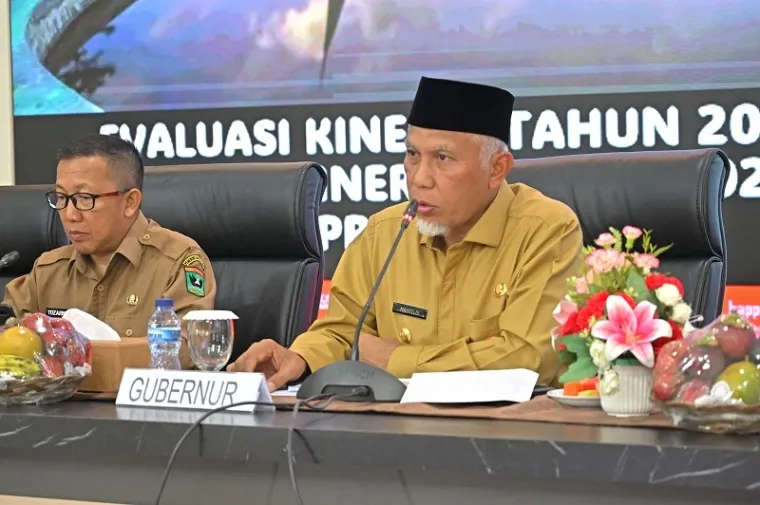 Gubernur Sumbar, Mahyeldi paparkan Pencapaian Kinerja Tahun 2024 dan Paparan Target Kinerja Tahun 2025 Pemprov Sumbar dalam rapat yang dipimpin Pj Sekdaprov, Yozarwardi Usama Putra di auditorium gubernuran, Selasa. (humas)