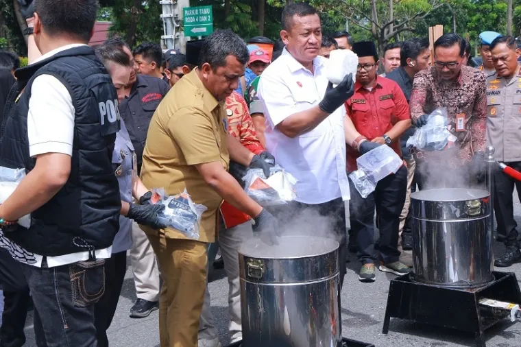 Pj Wali Kota Pekanbaru, Roni Rakhmat bersama Kapolda dan Pj Gubernur dan Forkopimda, ikut melakukan kegiatan pemusnahan barang bukti narkoba dalam operasi cipta kondisi Polda Riau, di Halaman Mapolda Riau, Selasa. (humas)
