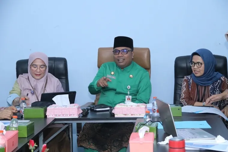Plh Sekda Pekanbaru, Zarman Candra memimpin Rapat Pleno Tim Percepatan Akses Keuangan Daerah (TPAKD) di Ruang Rapat BPR Pekanbaru, Jumat. (humas)