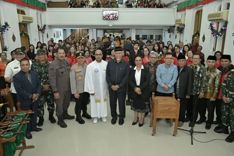 Gubernur Sumbar, Mahyeldi bersama Irjen Pol Suharyono (Kapolda) dan Forkopimda, foto bersama dengan umat kristiani yang tengah merayakan natal di Gereja Katedral  St Theresia Padang, Selasa malam. (humas)