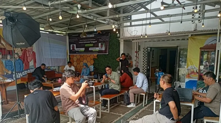 Penerima hibah KOPK jalur Perseorangan, Yose Hendra menggelar workshop Pengetahuan Lokal Kebencanaan di Sumatera Barat di Warunk Naras 4, Alai Parak Kopi, Kecamatan Padang Utara, Rabu. (istimewa)