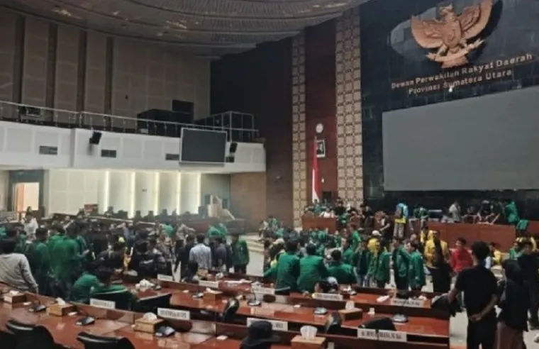 Suasana mahasiswa dari berbagai elemen, menduduki ruang rapat utama kantor DPRD Sumatera Utara dalam aksi demo, Senin sore. (humas)