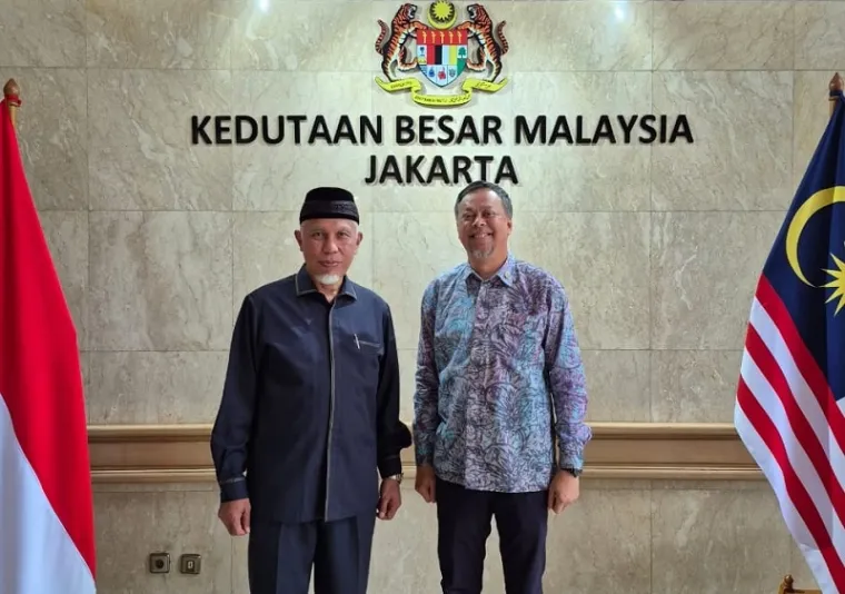 Gubernur Sumbar, Mahyeldi bersama Duta Besar Malaysia untuk Indonesia, Dato&#039; Syed Mohamad Hasrin Tengku Hussin di Jakarta, Selasa. (humas)