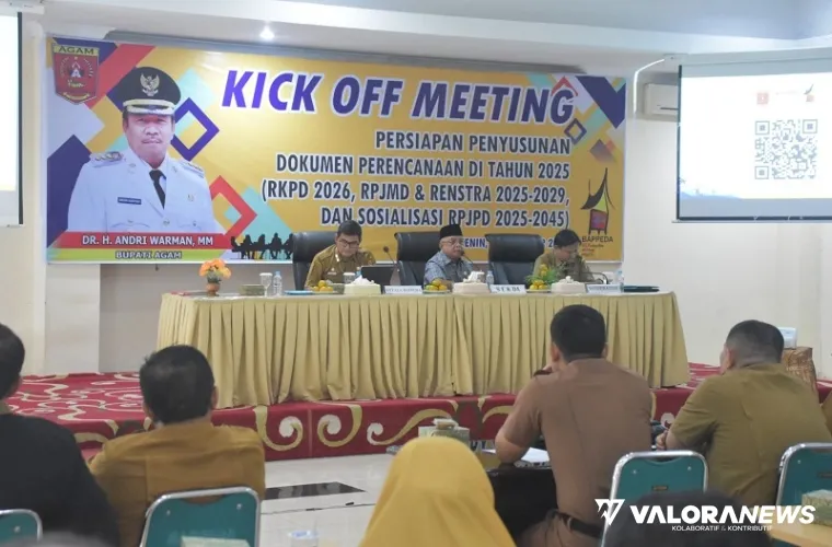 Sekda Agam, Edi Busti memberikan arahan pada kegiatan Kick Off Meeting persiapan penyusunan dokumen perencanaan tahun 2025 di Lubuk Basung, Senin. (humas)