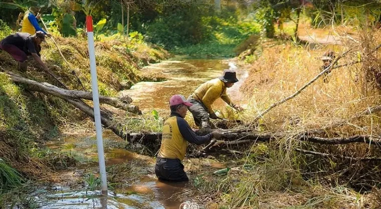 Supertim Pasukan Kuning tengah membersihkan drainase dari endapan sampah, Kamis, dalam rangka mengantisipasi banjir yang kerap terjadi setiap kali hujan lebat mengguyur. (humas)