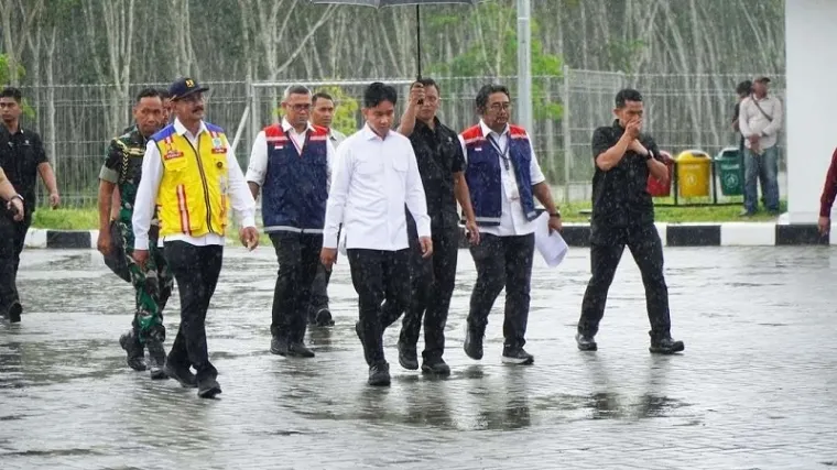Wakil Presiden (Wapres) Republik Indonesia, Wapres RI, Gibran Rakabuming Raka meninjau Gerbang Tol Tanjung Pura, Kabupaten Langkat, Sumatera Utara, Selasa. (humas)