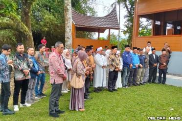 Ketua LWMUI, Lukmanul Hakim Sekretaris Jenderal MUI, Amirsyah Tambunan, Deputi Direktur DEKS BI, Irfan Parulian dan lainnya, saat peresmian Halal Tourism Hub, di Nagari Sungai Batang, Kecamatan Tanjung Raya, Kamis. (humas)