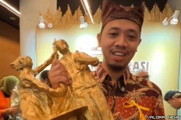 Wako Bukittinggi, Erman Safar usai menerima Piala Emas pada Anugerah Kebudayaan Indonesia (AKI) Tahun 2024, di Graha Bhakti Budaya, Taman Ismail Marzuki, Jakarta, Rabu. (humas)