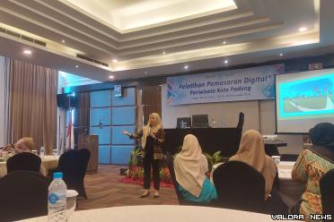 Narasumber pelatihan Pemasaran Digital Pariwisata Kota Padang dari Universitas Dharma Andalas tengah memberikan materi kepada para peserta. (veri rikiyanto)