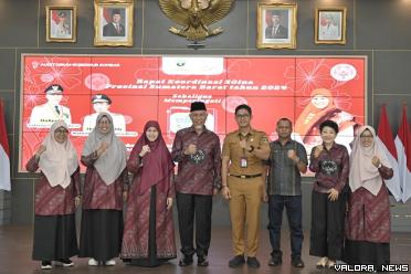 Gubernur Sumbar, Mahyeldi didampingi Harneli (ketua SOIna Sumbar) dan jajaran pengurus, foto bersama usai pembukaan Rakor Special Olympics Indonesia (SOIna) Sumbar sekaligus peringatan HDI di auditorium istana gubernur, Selasa. (humas)