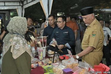 Gubernur Sumbar, Mahyeldi didampingi H Mahyudin (pendiri Putra Minang Grup) saat perayaan 1st Anniversary Istana Seafood Putra Minang di Tiram Tapakih, Kabupaten Padang Pariaman, Senin. (humas)