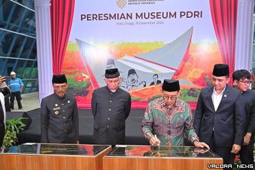 Menteri Kebudayaan (Menbud) RI, Fadli Zon didampingi gubernur dan bupati Limapuluh Kota, menandatangani prasasti peresmian Museum PDRI di Koto Tinggi, Kecamatan Gunuang Omeh, Kabupaten Limapuluh Kota, Kamis. (humas)