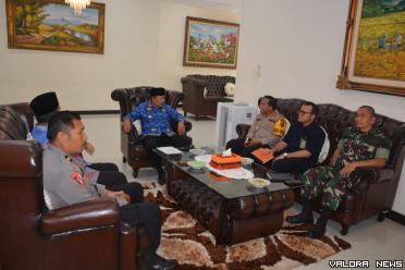 Bupati Agam, Andri Warman bersama Forkopimda dan pimpinan OPD, saat rapat pembahasan persiapan liburan Nataru tahun 2024 di rumah dinas bupati, Selasa. (humas)