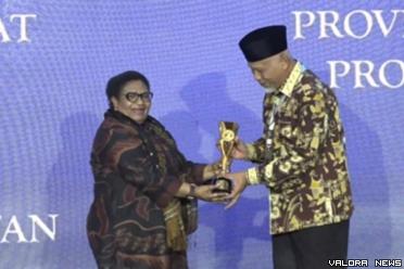 Wamendagri, Ribka Haluk menyerahkan penghargaan provinsi terinovatif nomor 2 di Indonesia pada ajang Innovative Government Award (IGA) 2024 di Surabaya, Jawa Timur, Kamis. (humas)