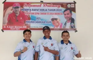 Pelatih sekaligus legenda sepak takraw Agam, Win Coto alias Mak Etek foto bersama pengurus disela kegiatan Raker PSTI Agam Tahun 2024 di Sekretariat Komite Olahraga Nasional Indonesia (KONI) Agam, Senin. (humas)