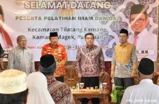 Bupati Agam, Andri Warman membuka pelatihan Imam dan Da'i dari Kecamatan Palupuh, Kamang Magek, dan Tilatang Kamang Tahun 2024 di Hotel Sultan Syariah, Ampang Gadang Kecamatan Ampek Angkek, Kamis. (humas)