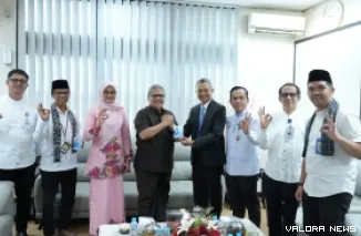 Ketua DPRD Sumbar, Muhidi menerima secara simbolis karut e toll dari Dirut Bank Nagari, Gusti Candra didampingi sejumlah pimpinan, di ruang kerja ketua DPRD Sumbar, Jumat. (humas)