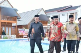 Bupati Agam, Andri Warman meninjau Kamang Resort and Convention usai peresmian di Kamang Magek, Sabtu. (humas)