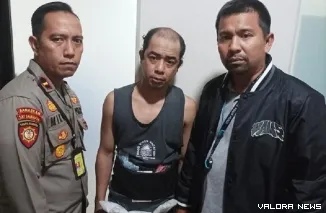Calon penumpang Super Air Jet, Riyan (tengah) saat jalani pemeriksaan oleh personel avsec dan personel PAM Nataru di BIM, Ahad. Pelaku ketahuan bawa narkoba saat melewati PSCP 2. (veri rikiyanto)