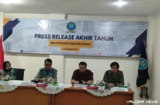 Kepala BNNP Sumatera Barat, Brigjen Pol Ricky Yanuarfi (berkaca mata) saat memberikan keterangan pers tentang kinerja sepanjang tahun 2024, Selasa. (veri rikiyanto)