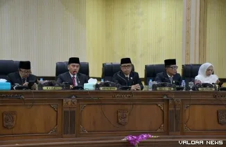 Ketua DPRD Agam, Ilham didampingi para wakil ketua dan Bupati Agam, Andri Warman, memimpin rapat paripurna dengan agenda Penutupan Masa Sidang I Tahun 2024/2025 sekaligus Pembukaan Masa Sidang II Tahun 2024/2025, Senin. (humas)