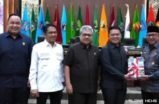 Ketua DPRD Sumbar, Muhidi didampingi wakil ketua, Evi Yandri, Nanda Putra dan M Iqra Chissa serahkan laporan reses anggota DPRD pada masa sidang I tahun 2024-2025 usai rapat paripurna, Jumat. (humas)
