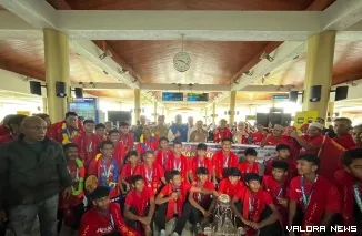 Sekda Sumbar, Yozawardi menyambut kedatangan tim Josal FC Piaman di Bandara Internasional Minangkabau (BIM), Selasa. (humas)