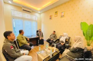 Pelaksana harian (Plh) Kepala Kantor Pertanahan Kabupaten Kepulauan Mentawai, Lusia Agung Megawati pimpin rapat evaluasi kualitas layanan publik bersama pejabat eselon IV, Selasa. (humas)