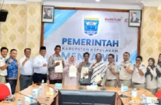 Kepala Kantor Pertanahan Kabupaten Kepulauan Mentawai, Andri Cristyanto bersama Fernando J Simanjuntak (Pj Bupati Mentawai) serta jajaran, menyerahkan secara simbolis sertipikat tanah elektronik program redist tahun 2024, di kantor bupati Mentawai. (humas