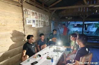 Staf Kantor Pertanahan Mentawai berdialog dengan tokoh masyarakat sasaran program Pemetaan Bidang Tanah (PBT). Tahun 2024 ini, target PBT yang dibebenkan Kementrian ATR/BPN untuk Mentawai seluas 5.928 Ha dan telah terealisasi 100 persen. (istimewa)