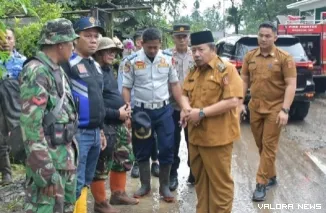Bupati Agam, Andri Warman meninjau lokasi banjir disertai longsor di Pusaro Jorong Sigiran, Nagari Tanjung Sani, Kecamatan Tanjung Raya, Selasa. (humas)