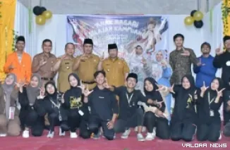 Bupati Agam, Andri Warman dan jajaran, foto bersama dengan dosen pembimbing lapangan dan mahasiswa KKN Politeknik Negeri Padang usai membuka acara Anak Nagari Jelajah Kampung, Selasa (humas)