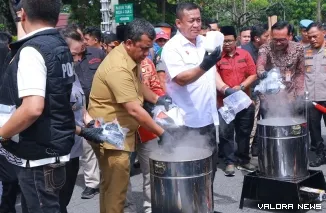 Pj Wali Kota Pekanbaru, Roni Rakhmat bersama Kapolda dan Pj Gubernur dan Forkopimda, ikut melakukan kegiatan pemusnahan barang bukti narkoba dalam operasi cipta kondisi Polda Riau, di Halaman Mapolda Riau, Selasa. (humas)