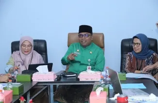Plh Sekda Pekanbaru, Zarman Candra memimpin Rapat Pleno Tim Percepatan Akses Keuangan Daerah (TPAKD) di Ruang Rapat BPR Pekanbaru, Jumat. (humas)