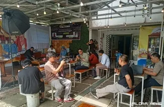 Penerima hibah KOPK jalur Perseorangan, Yose Hendra menggelar workshop Pengetahuan Lokal Kebencanaan di Sumatera Barat di Warunk Naras 4, Alai Parak Kopi, Kecamatan Padang Utara, Rabu. (istimewa)